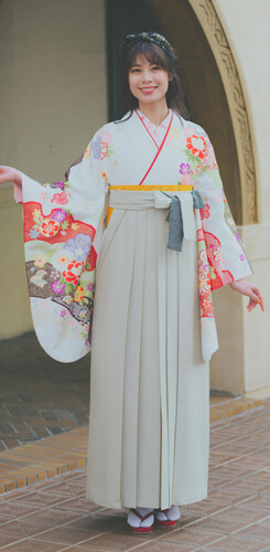 トレンドの卒業式の袴を着る女性