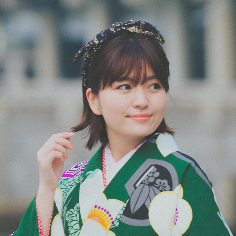 パールの髪飾りを合わせた卒業式の袴