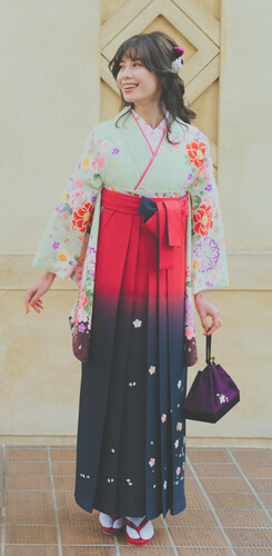 袴を美しく着ている女性