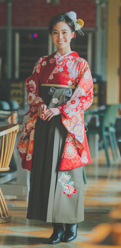 古典柄の卒業式の袴を着る女性