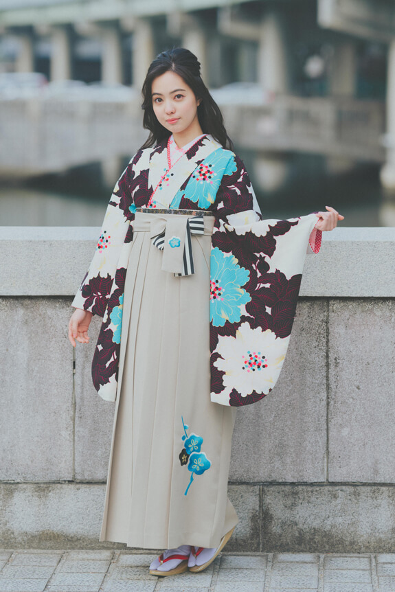 卒業式袴を着る女性