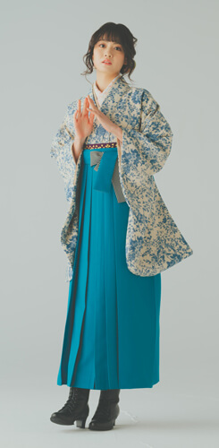 袴を美しく着ている女性