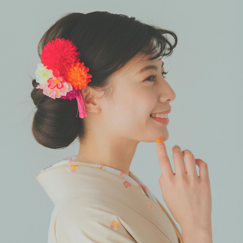 古典的な髪飾りを合わせた卒業式の袴