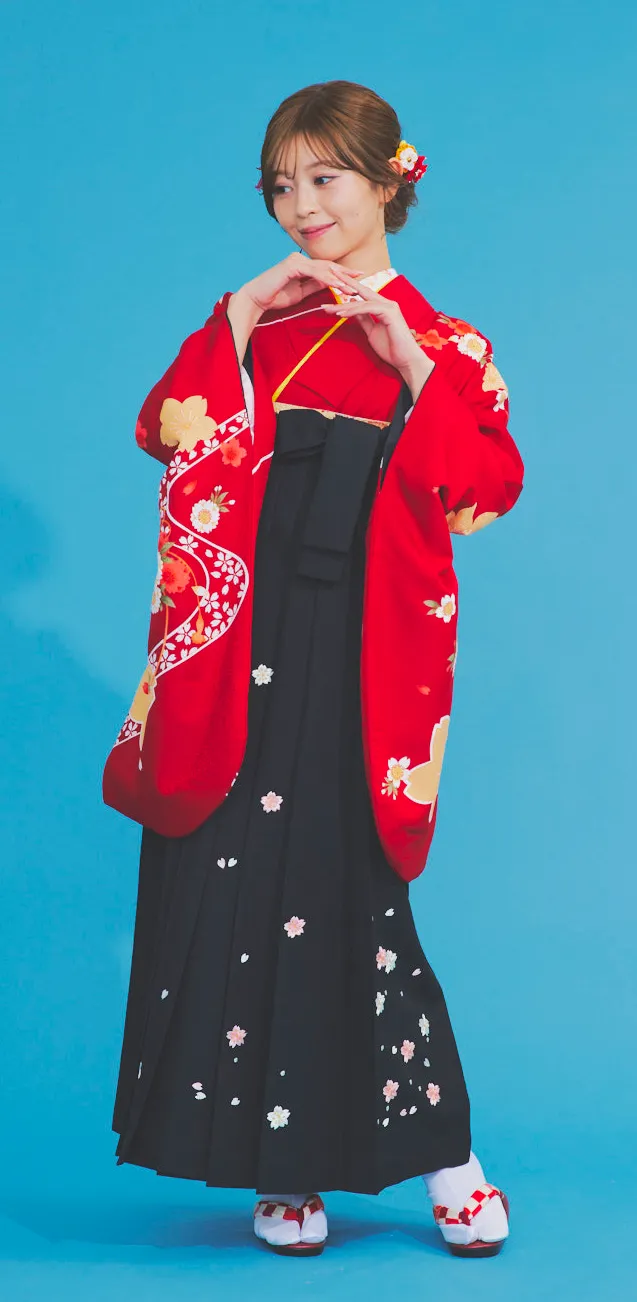 【卒業式袴レンタル】F00032_M00033 かっこいい 「着物：赤 とがった桜」「袴：黒 小花刺繡」