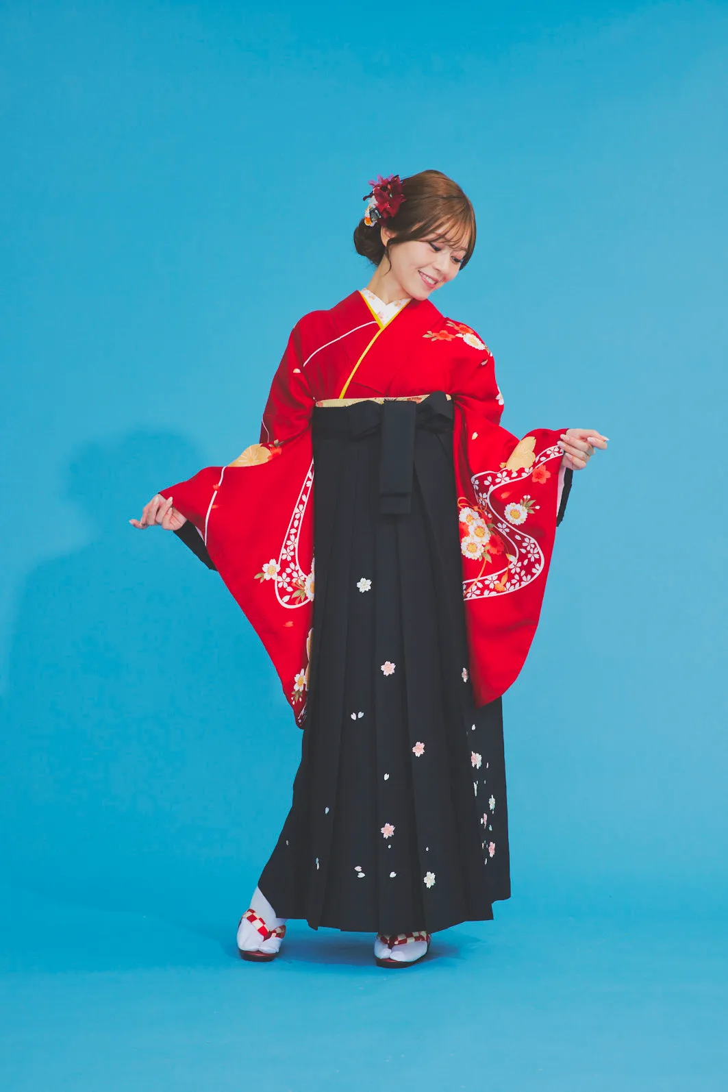 【卒業式袴レンタル】F00032_M00033 かっこいい 「着物：赤    とがった桜」「袴：黒    小花刺繡」