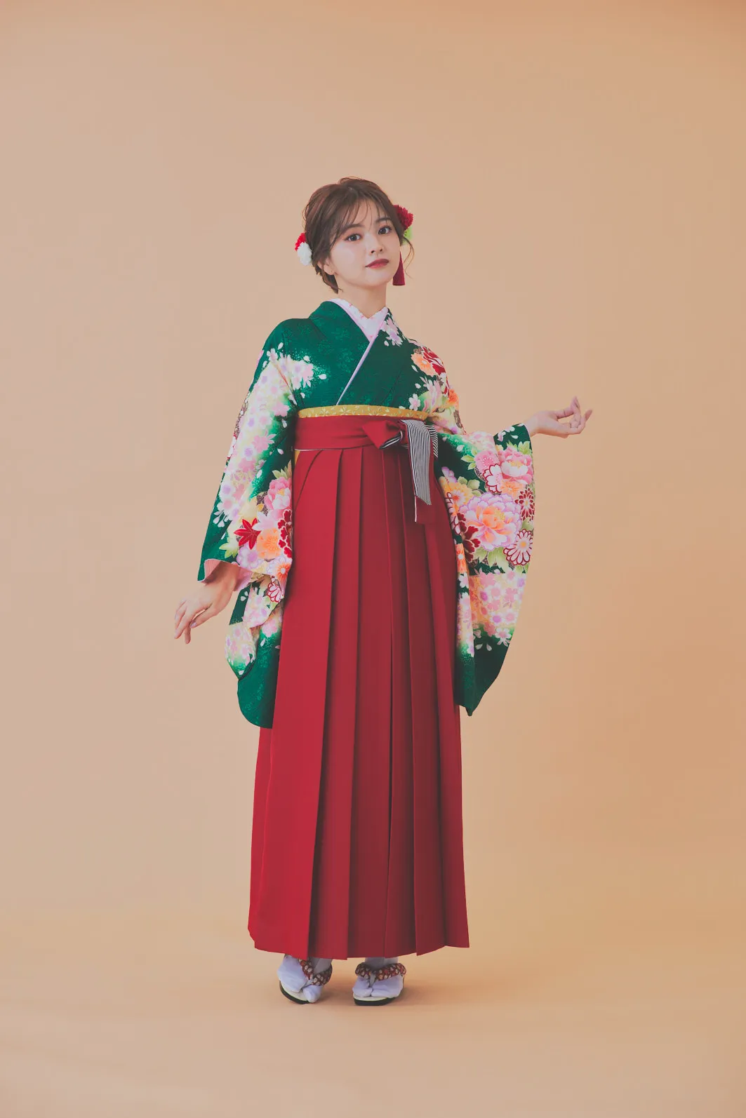 【卒業式袴レンタル】古典　GS0064_M00049「着物：緑    桜・花模様」「袴：赤    刺繡」