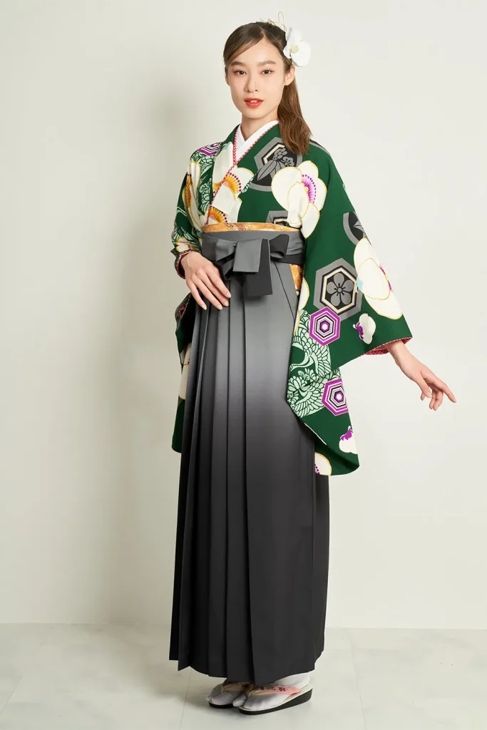 卒業式袴レンタル｜着物：緑家紋・梅　袴：グレー×黒 ぼかし
