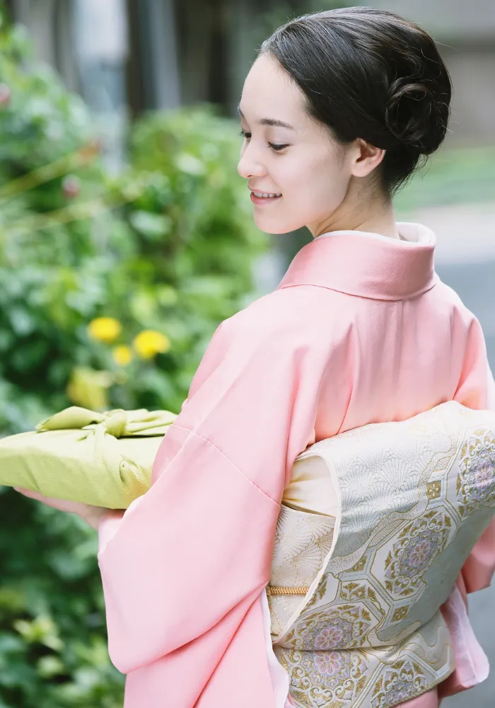 卒業式にふさわしい母親が着る着物「色無地」