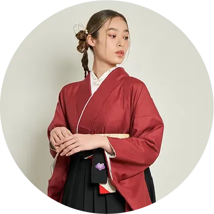 卒業式袴レンタル DDD877_M00051｜赤い着物と黒い袴の和モダンコーデ 前撮りにもおすすめ