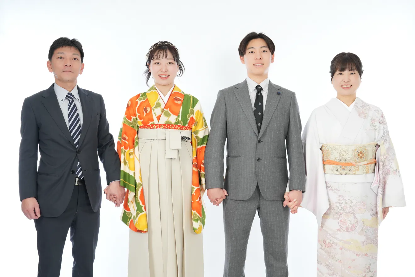 卒業式前撮りで母娘・ご家族そろって和装姿を撮影できる訪問着無料キャンペーン