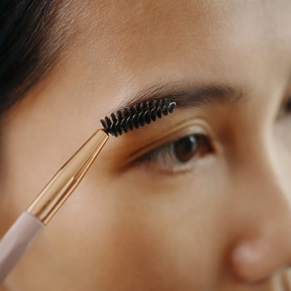 STEP2：眉で骨格を整える