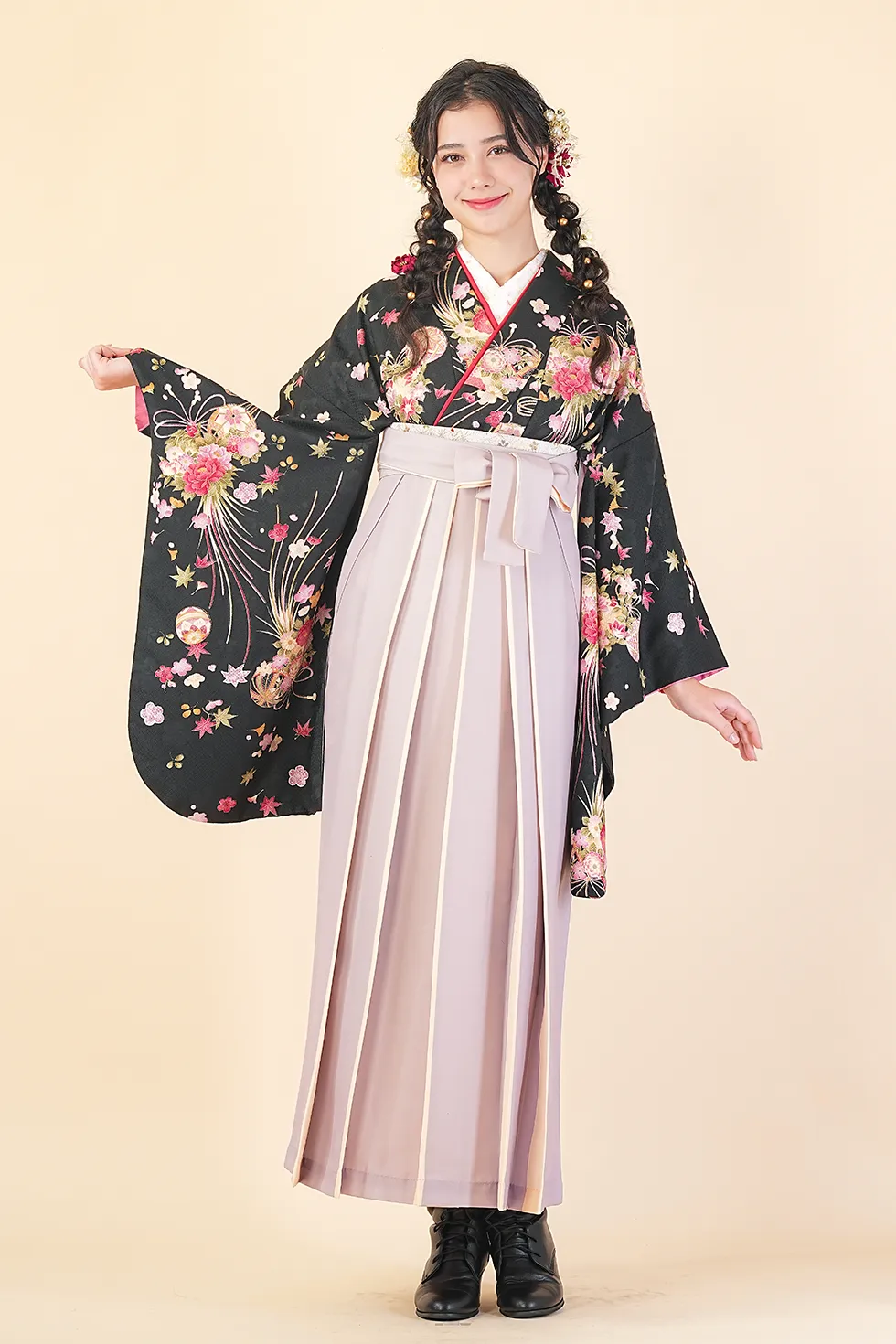 黒桜まりの着物にスモーキーベージュクリームラインの袴を合わせた卒業式袴コーデ｜ハカマエイト