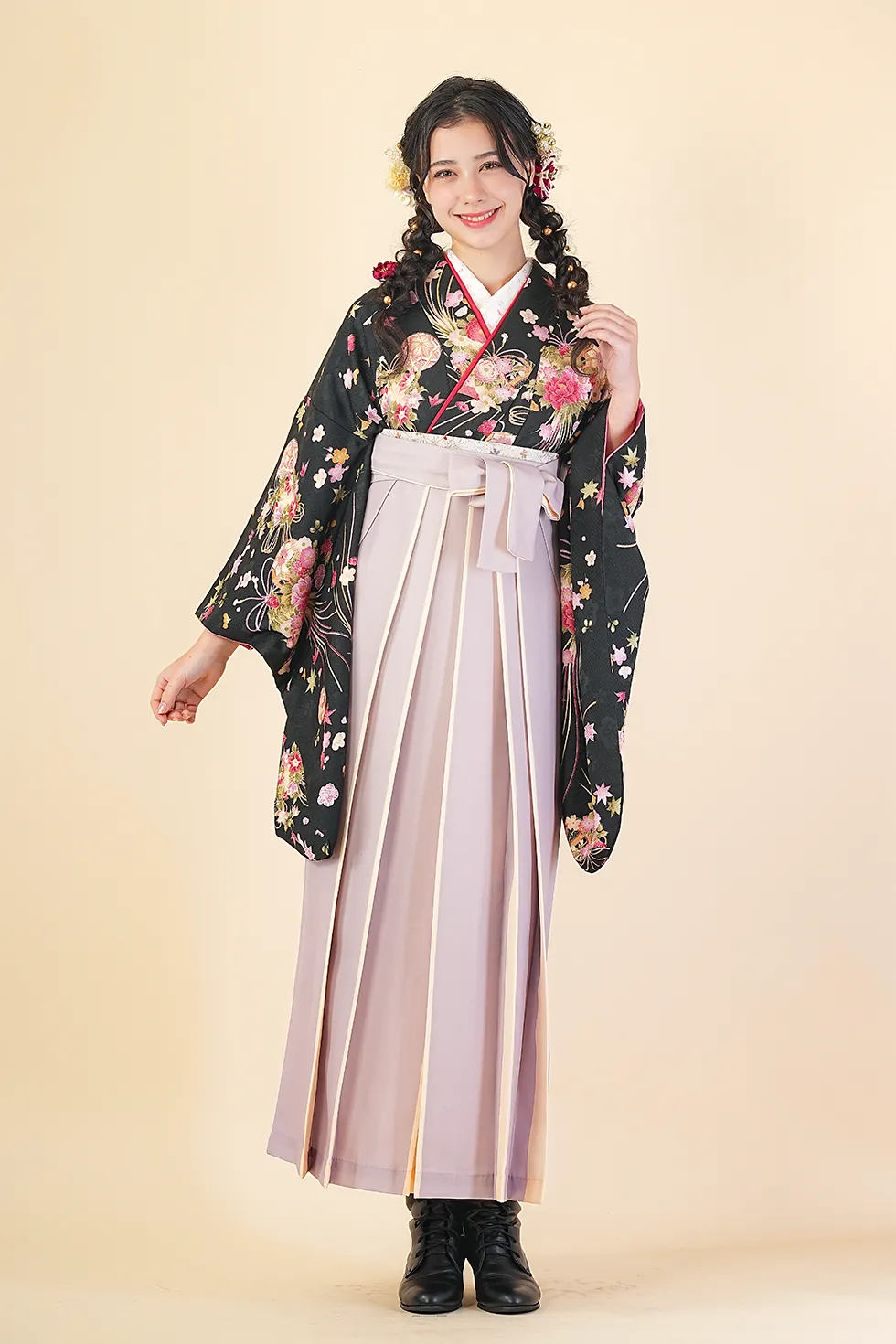 黒桜まりの着物にスモーキーベージュクリームラインの袴を合わせた卒業式袴コーデ｜ハカマエイト