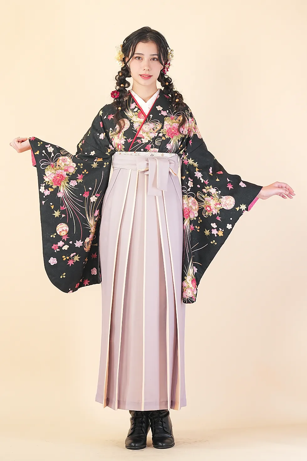 黒桜まりの着物にスモーキーベージュクリームラインの袴を合わせた卒業式袴コーデ｜ハカマエイト