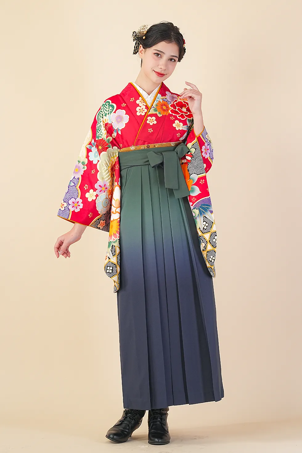 赤に友禅金飾の着物に抹茶×紺ぼかしの袴を合わせた卒業式袴レンタルコーデ｜ハカマエイト