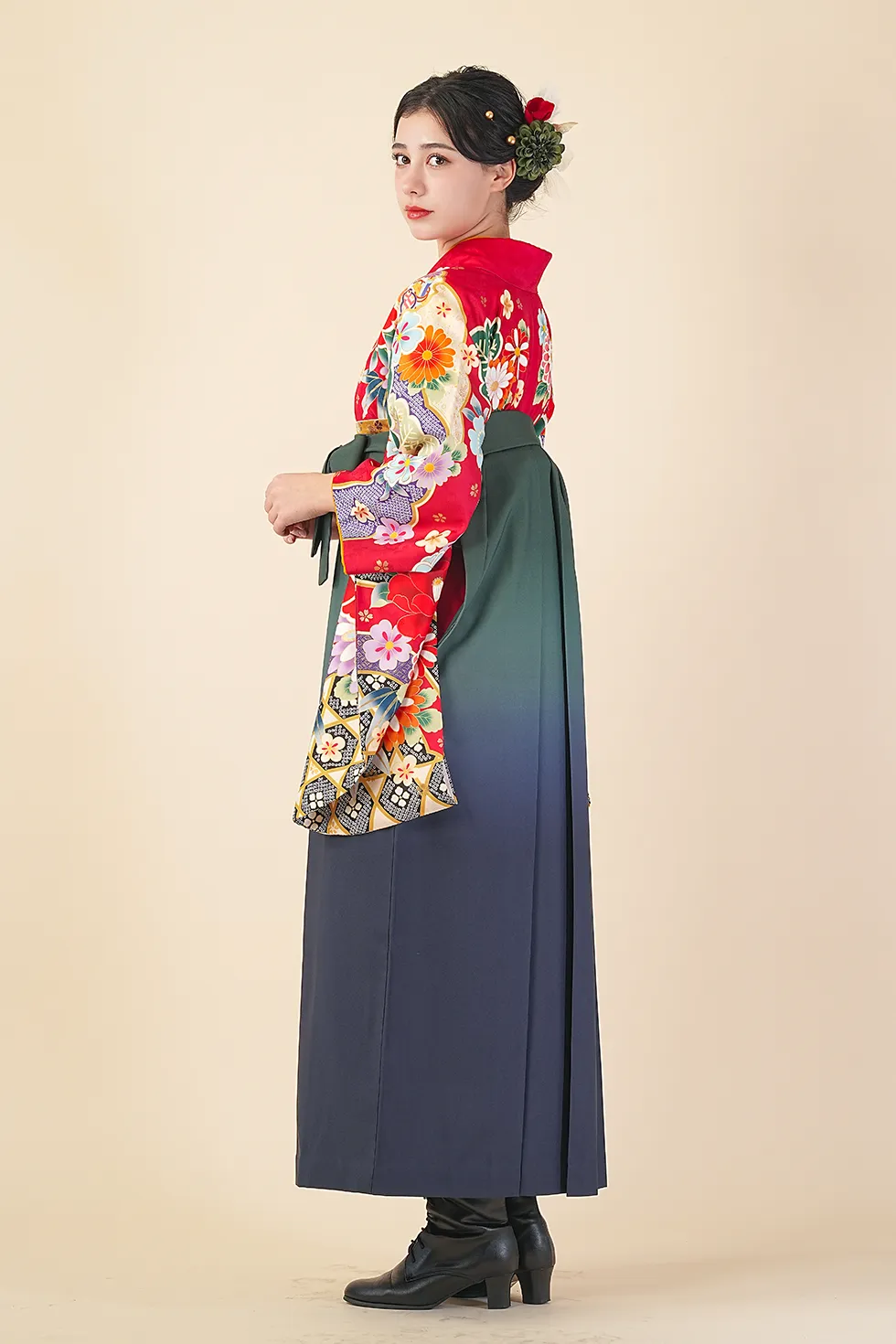 赤に友禅金飾の着物に抹茶×紺ぼかしの袴を合わせた卒業式袴レンタルコーデ｜ハカマエイト
