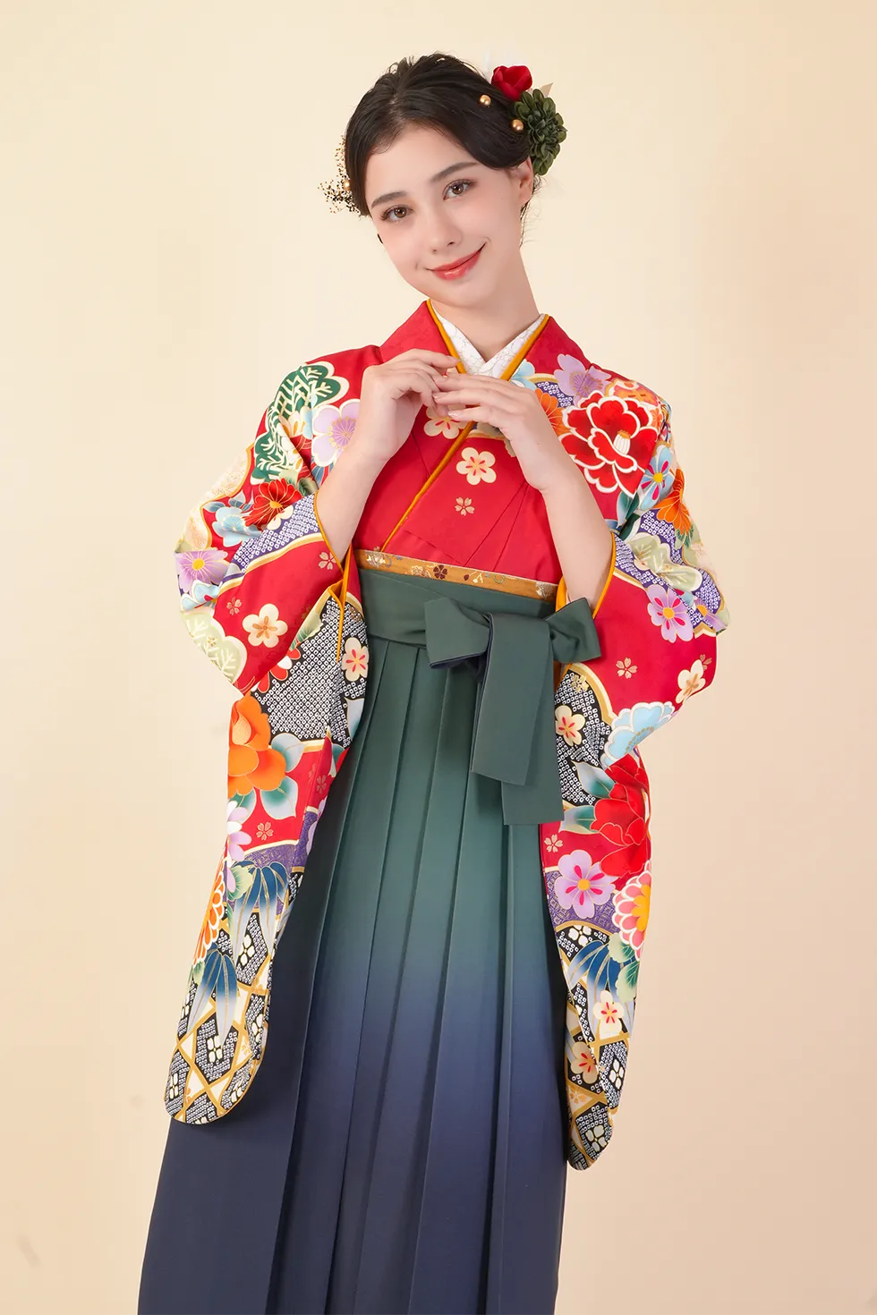 赤に友禅金飾の着物に抹茶×紺ぼかしの袴を合わせた卒業式袴レンタルコーデ｜ハカマエイト