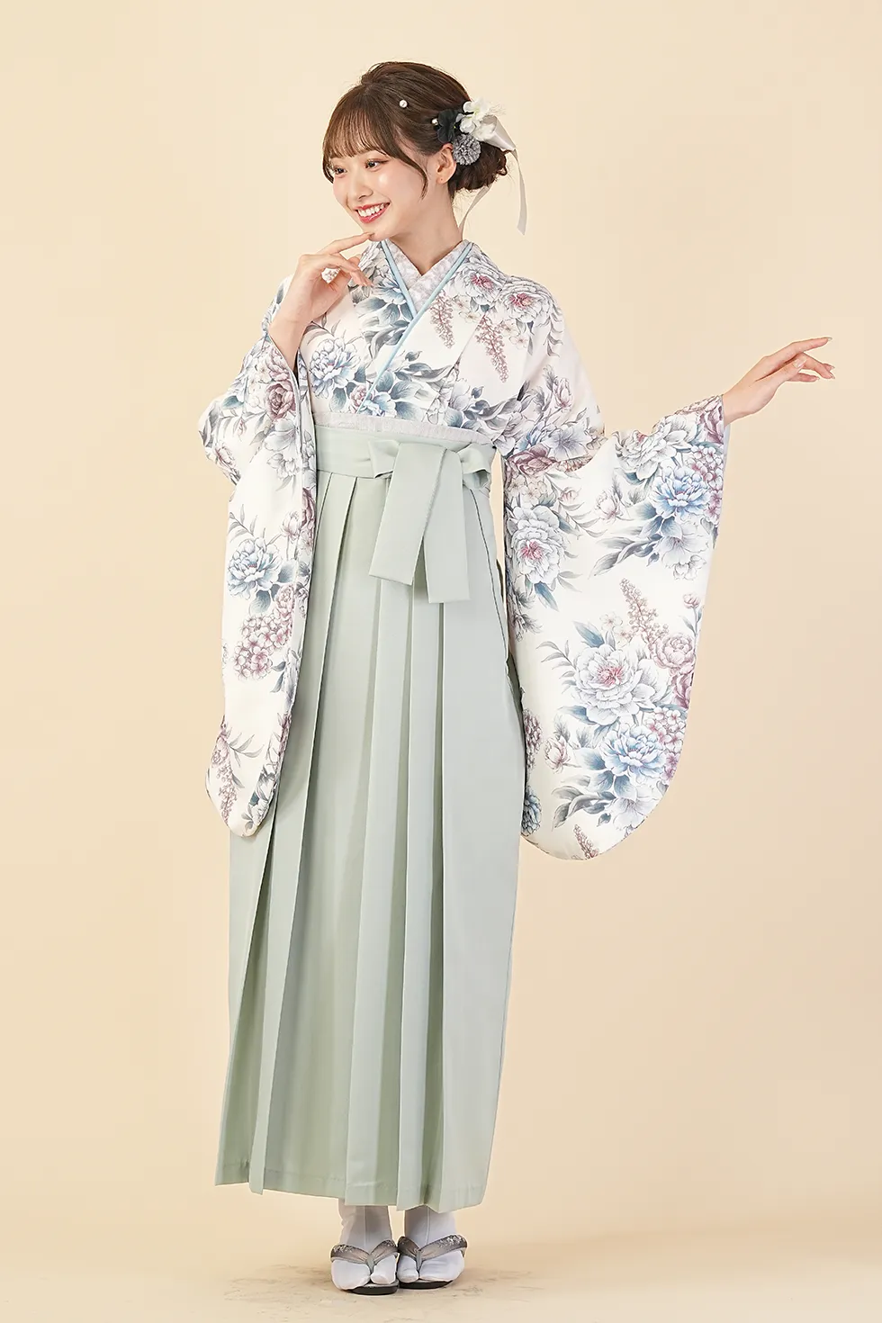 白地ボタンとシャクヤクの着物にスモーキーグリーンの袴を合わせた卒業式袴レンタルコーデ｜ハカマエイト