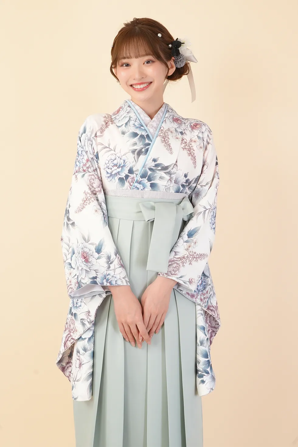 白地ボタンとシャクヤクの着物にスモーキーグリーンの袴を合わせた卒業式袴レンタルコーデ｜ハカマエイト