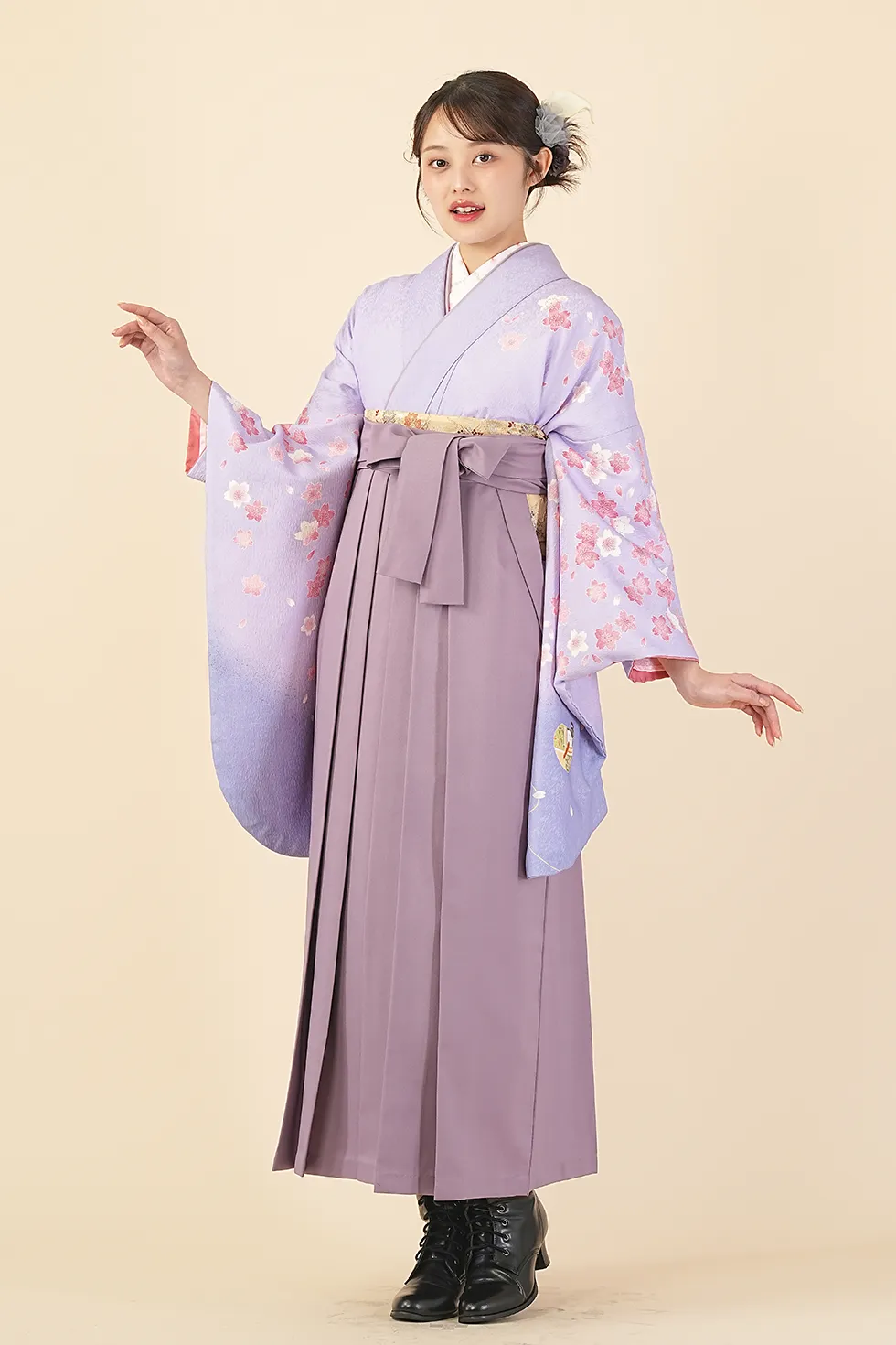 紫雛人形桜の着物にスモーキーパープルの袴を合わせた卒業式袴レンタルコーデ｜ハカマエイト