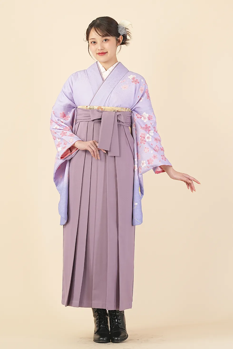 紫雛人形桜の着物にスモーキーパープルの袴を合わせた卒業式袴レンタルコーデ｜ハカマエイト
