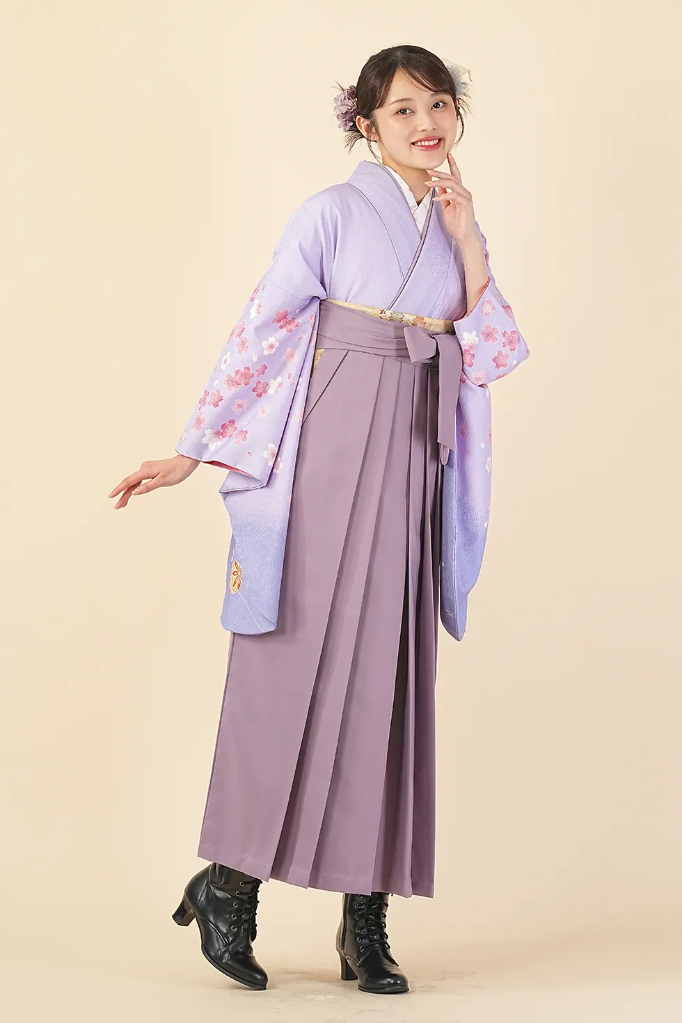 紫雛人形桜の着物にスモーキーパープルの袴を合わせた卒業式袴レンタルコーデ｜ハカマエイト