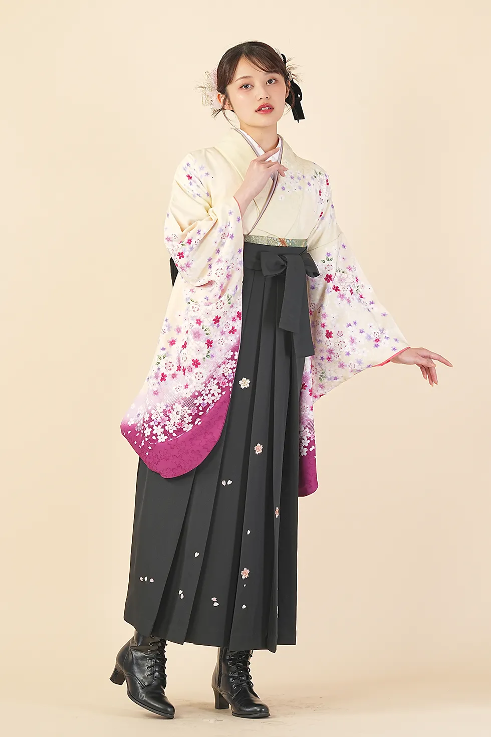 クリーム疋田桜の着物に黒小花刺繍の袴を合わせた卒業式袴レンタルコーデ｜ハカマエイト