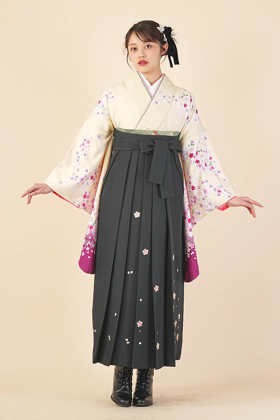 クリーム疋田桜の着物に黒小花刺繍の袴を合わせた卒業式袴レンタルコーデ｜ハカマエイト