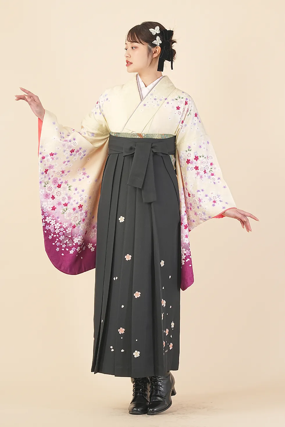 クリーム疋田桜の着物に黒小花刺繍の袴を合わせた卒業式袴レンタルコーデ｜ハカマエイト
