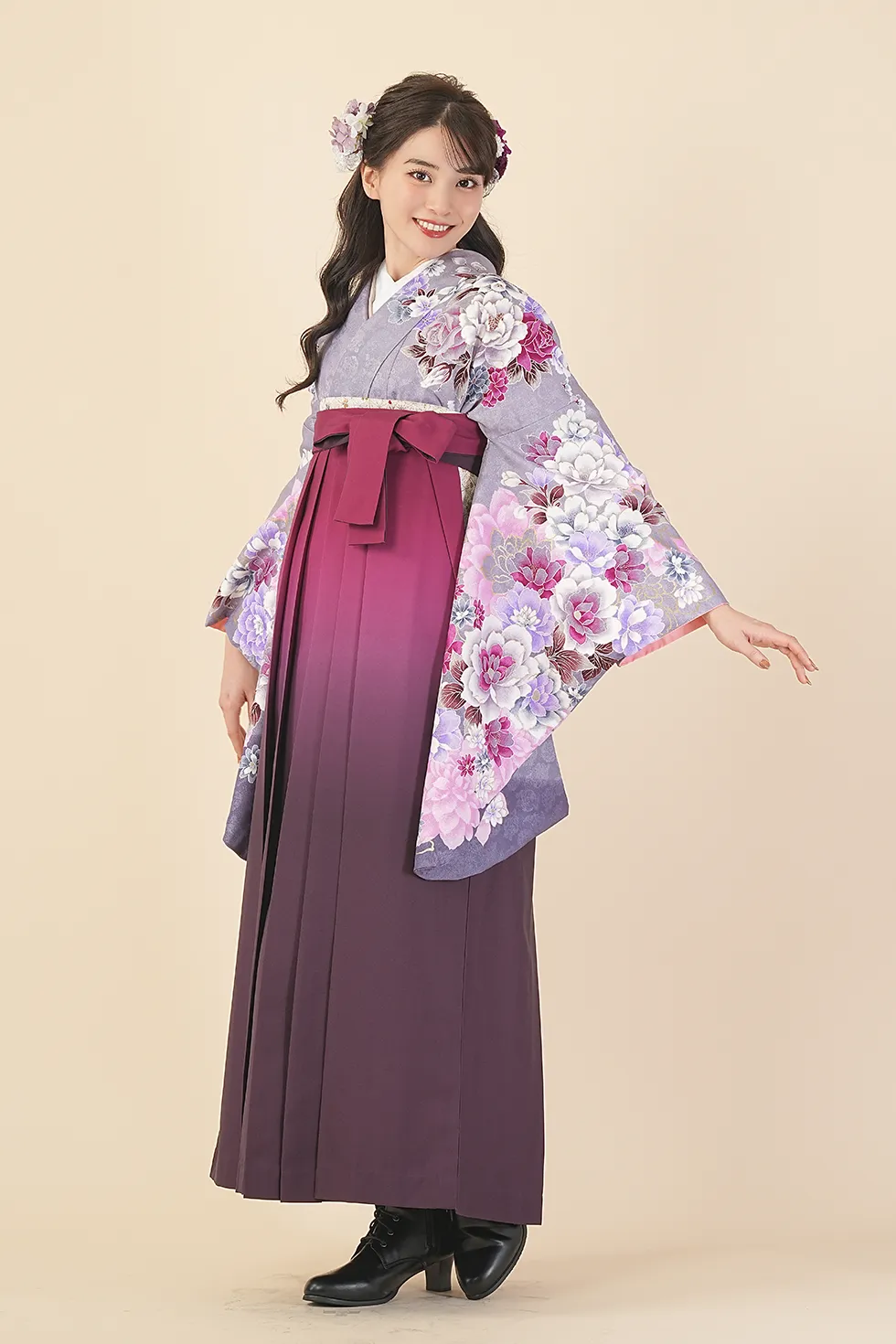 ラベンダー洋花の着物にワインぼかしの袴を合わせた卒業式袴レンタルコーデ｜ハカマエイト