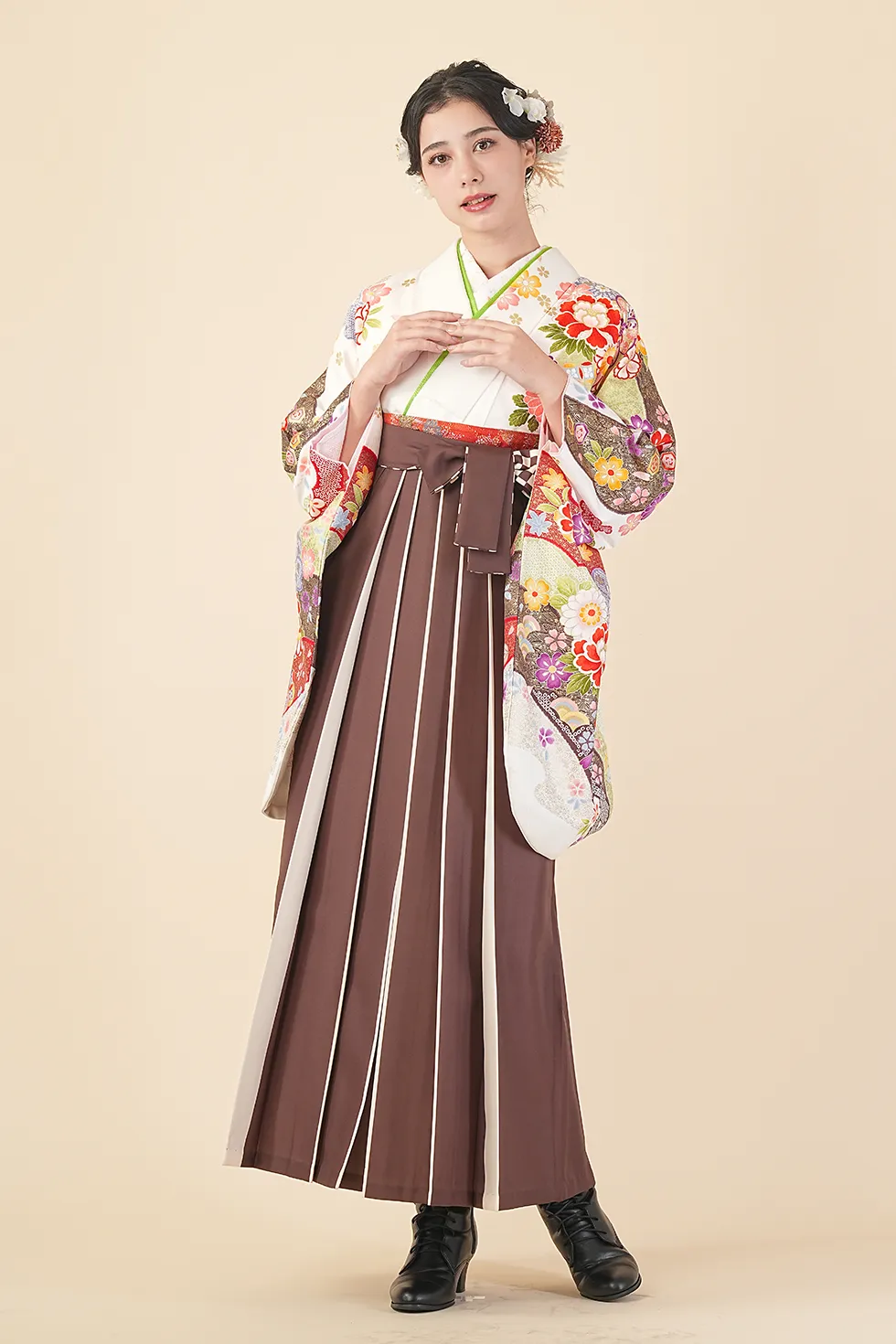 白絞りの着物にチャイロライン紐市松の袴を合わせた卒業式袴レンタルコーデ｜ハカマエイト