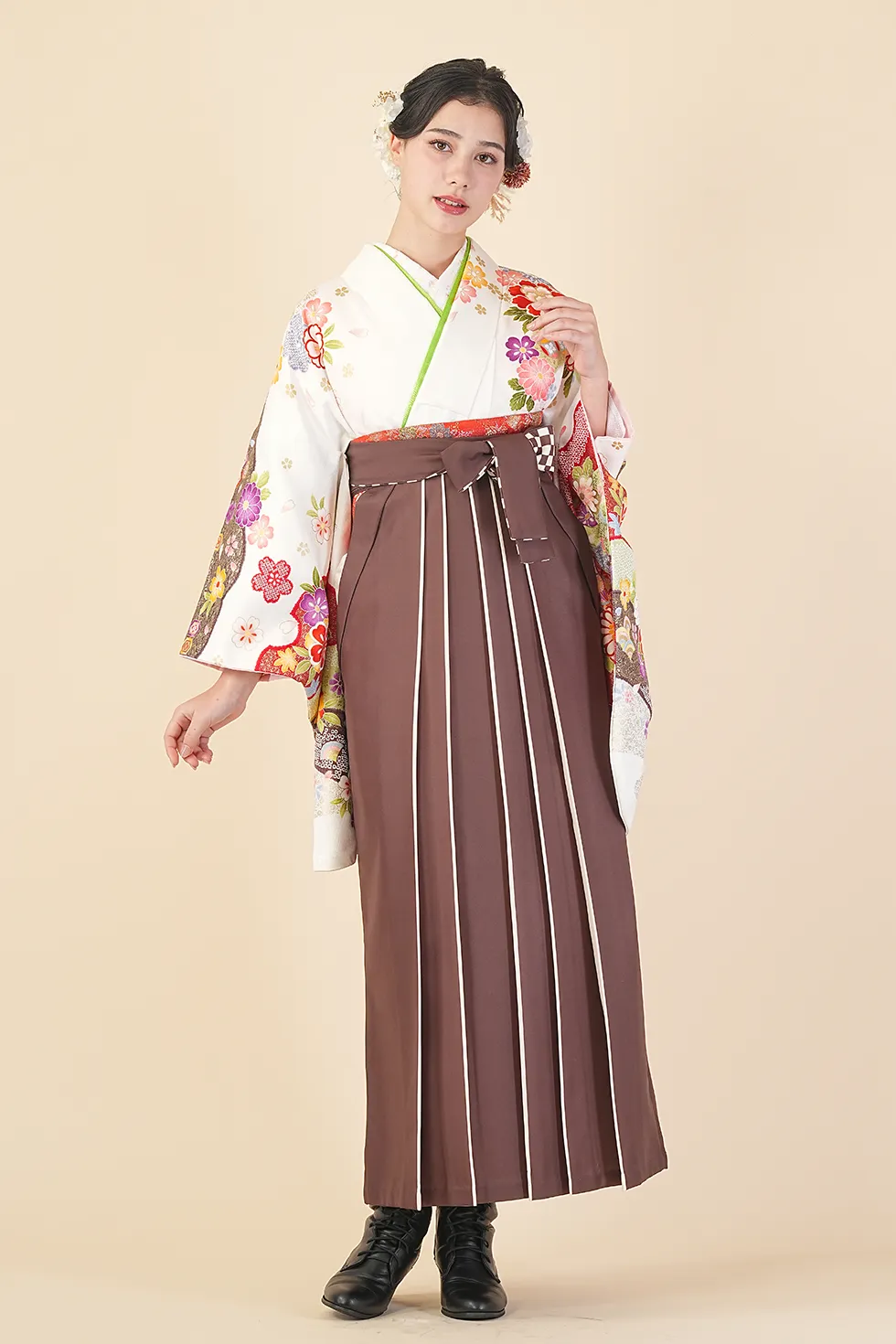 白絞りの着物にチャイロライン紐市松の袴を合わせた卒業式袴レンタルコーデ｜ハカマエイト