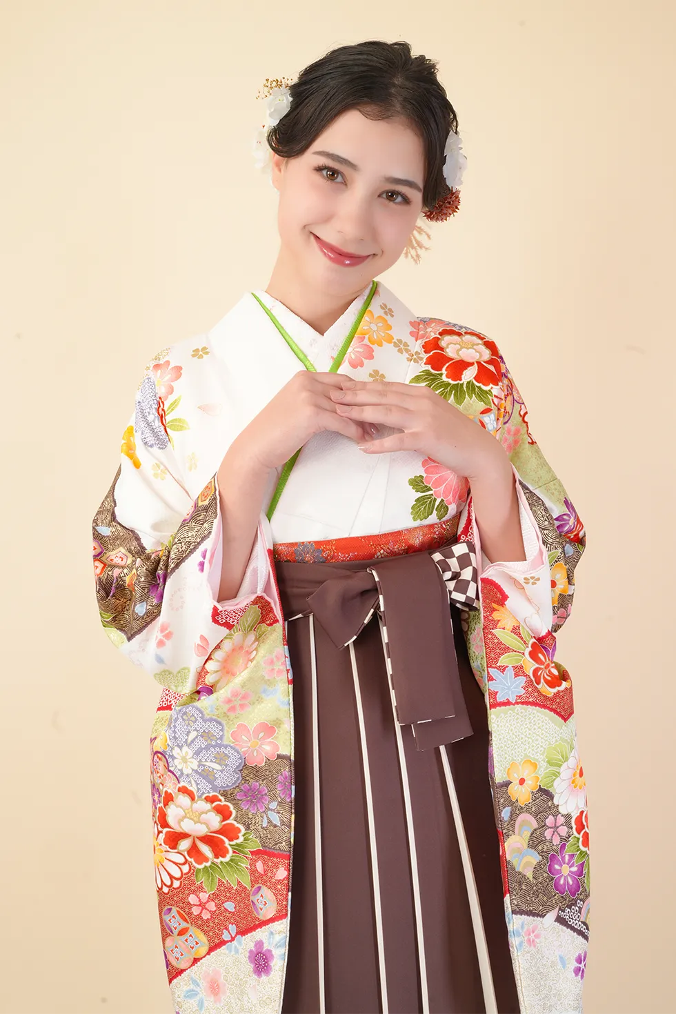 白絞りの着物にチャイロライン紐市松の袴を合わせた卒業式袴レンタルコーデ｜ハカマエイト