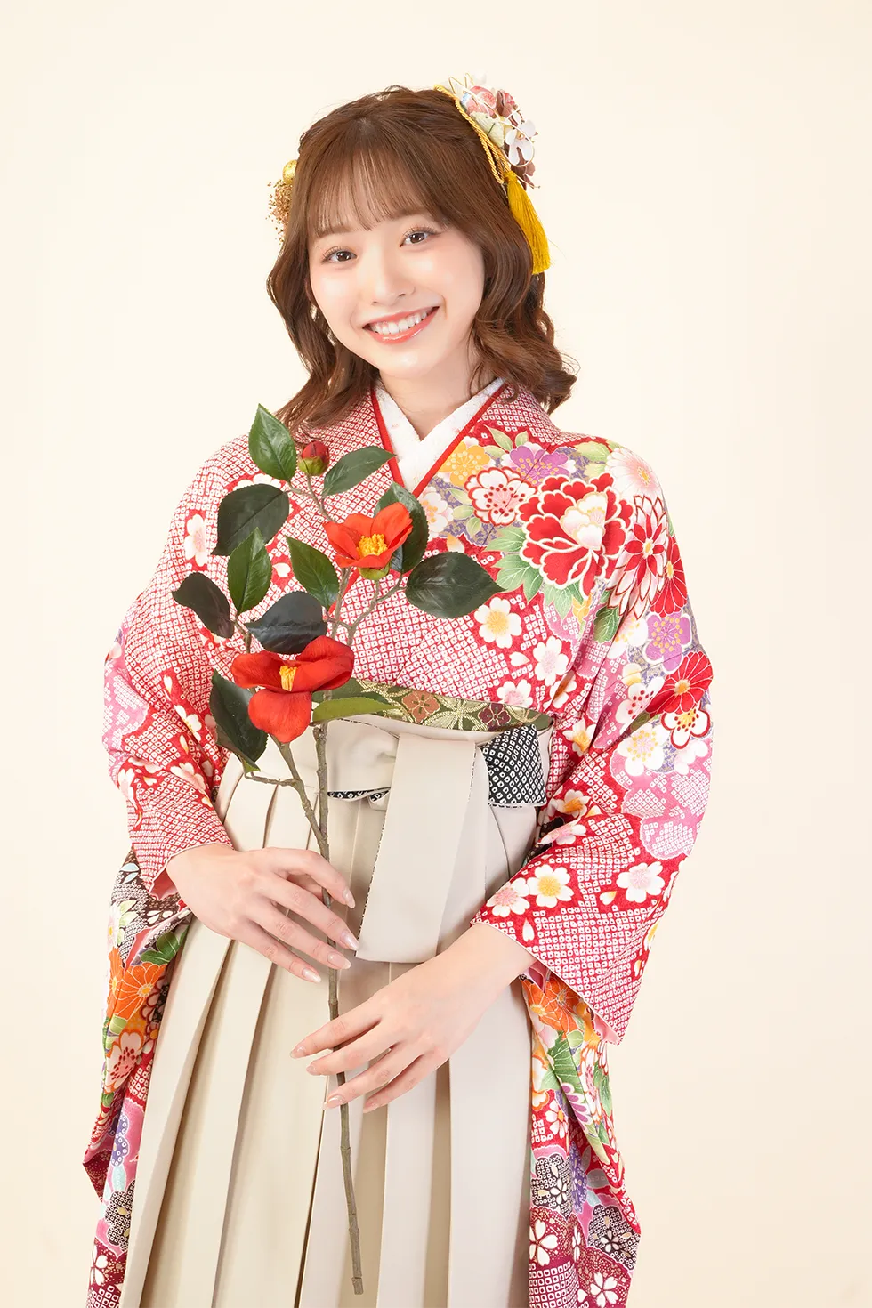 赤絞りの着物にオフホワイト無地の袴を合わせた卒業式袴レンタルコーデ｜ハカマエイト
