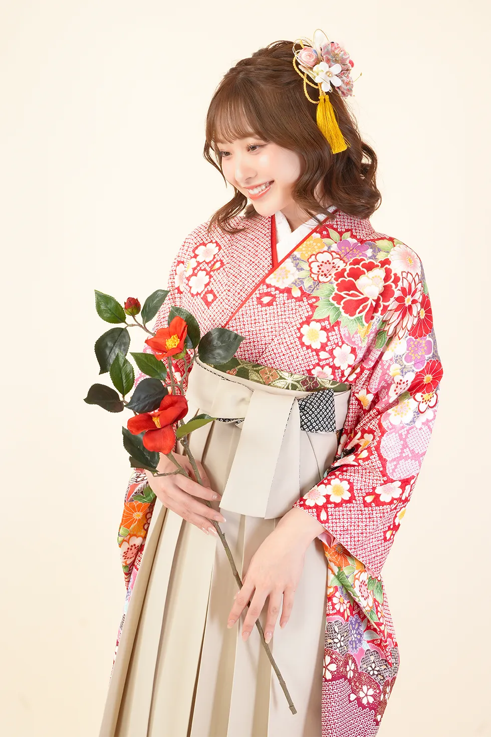 赤絞りの着物にオフホワイト無地の袴を合わせた卒業式袴レンタルコーデ｜ハカマエイト