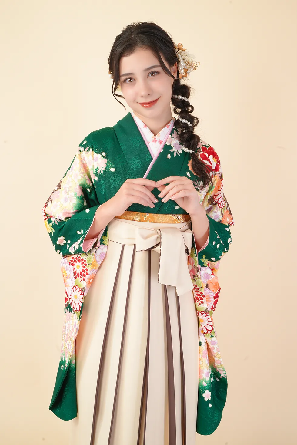 緑桜花模様の着物にクリームライン紐水玉の袴を合わせた卒業式袴レンタルコーデ｜ハカマエイト
