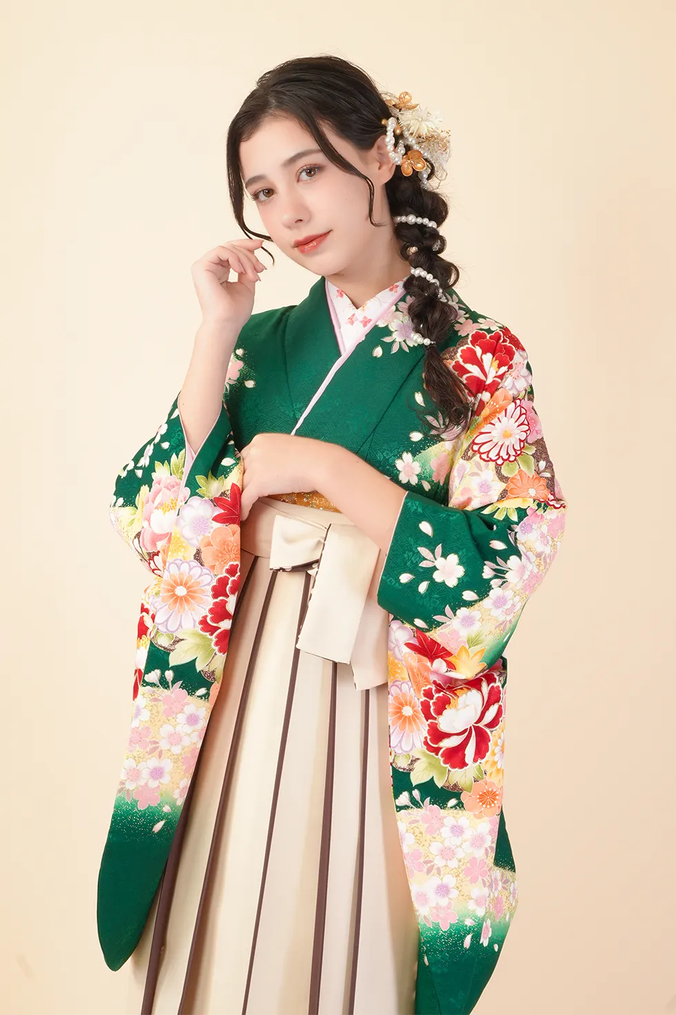 緑桜花模様の着物にクリームライン紐水玉の袴を合わせた卒業式袴レンタルコーデ｜ハカマエイト
