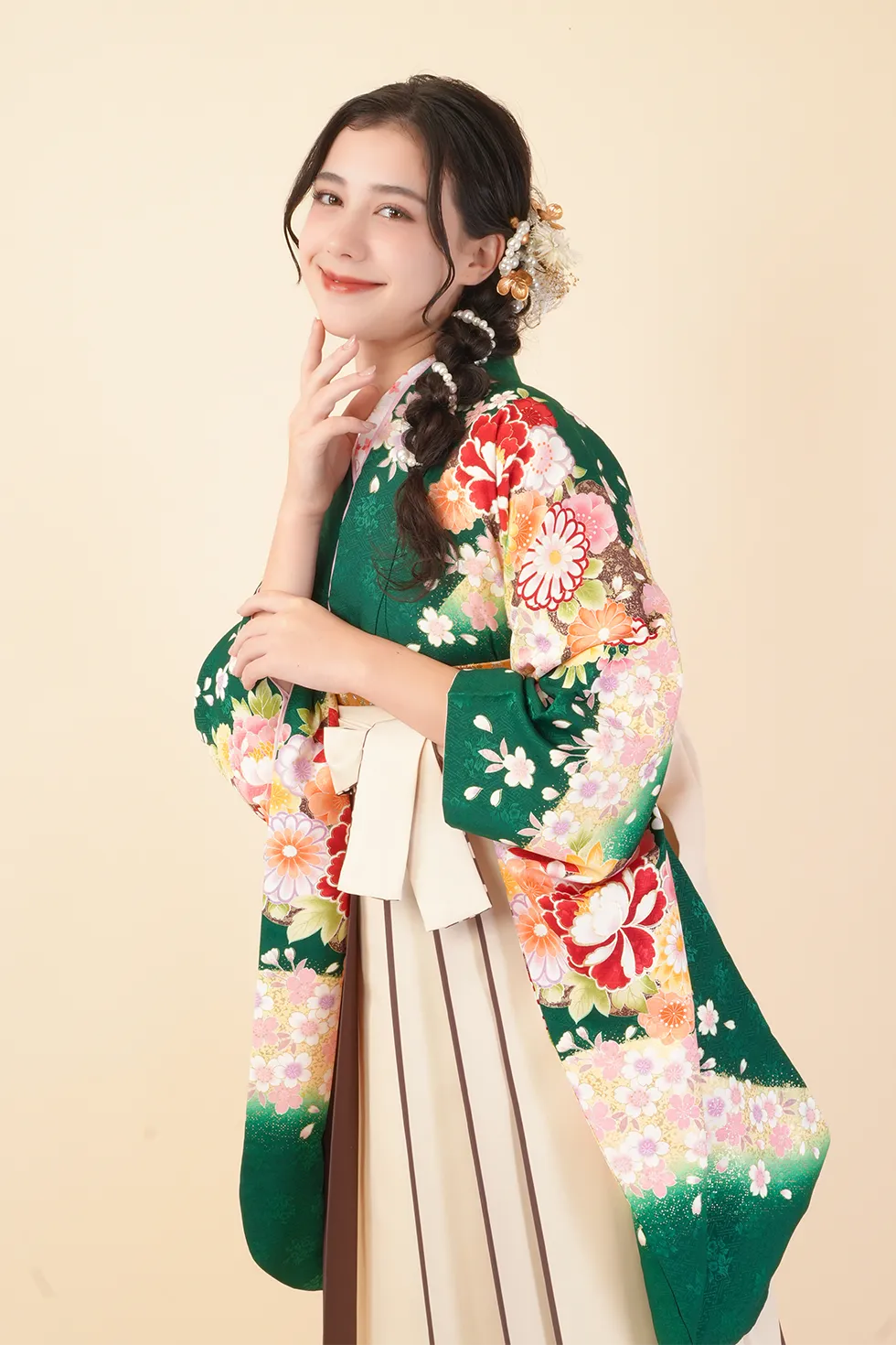 緑桜花模様の着物にクリームライン紐水玉の袴を合わせた卒業式袴レンタルコーデ｜ハカマエイト