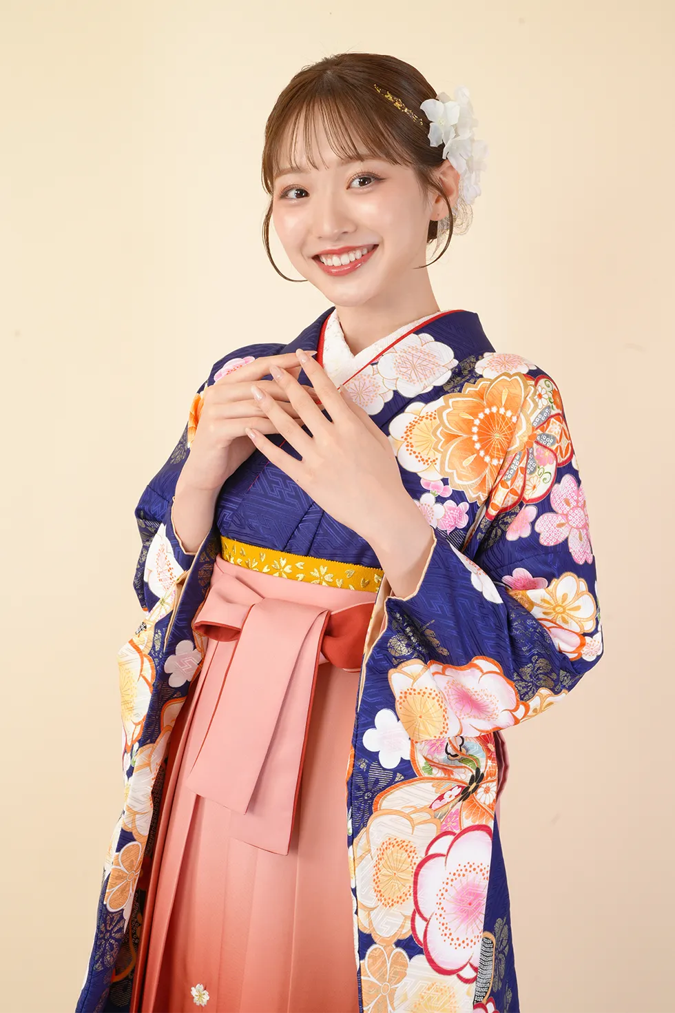 紺梅文様の着物にサーモンピンクぼかし刺繍の袴を合わせた卒業式袴レンタルコーデ｜ハカマエイト