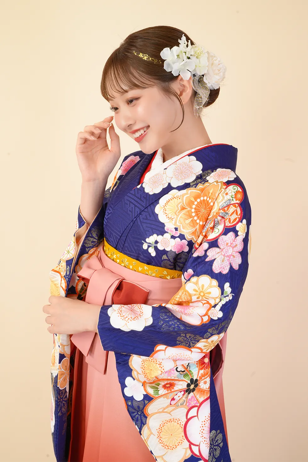 紺梅文様の着物にサーモンピンクぼかし刺繍の袴を合わせた卒業式袴レンタルコーデ｜ハカマエイト