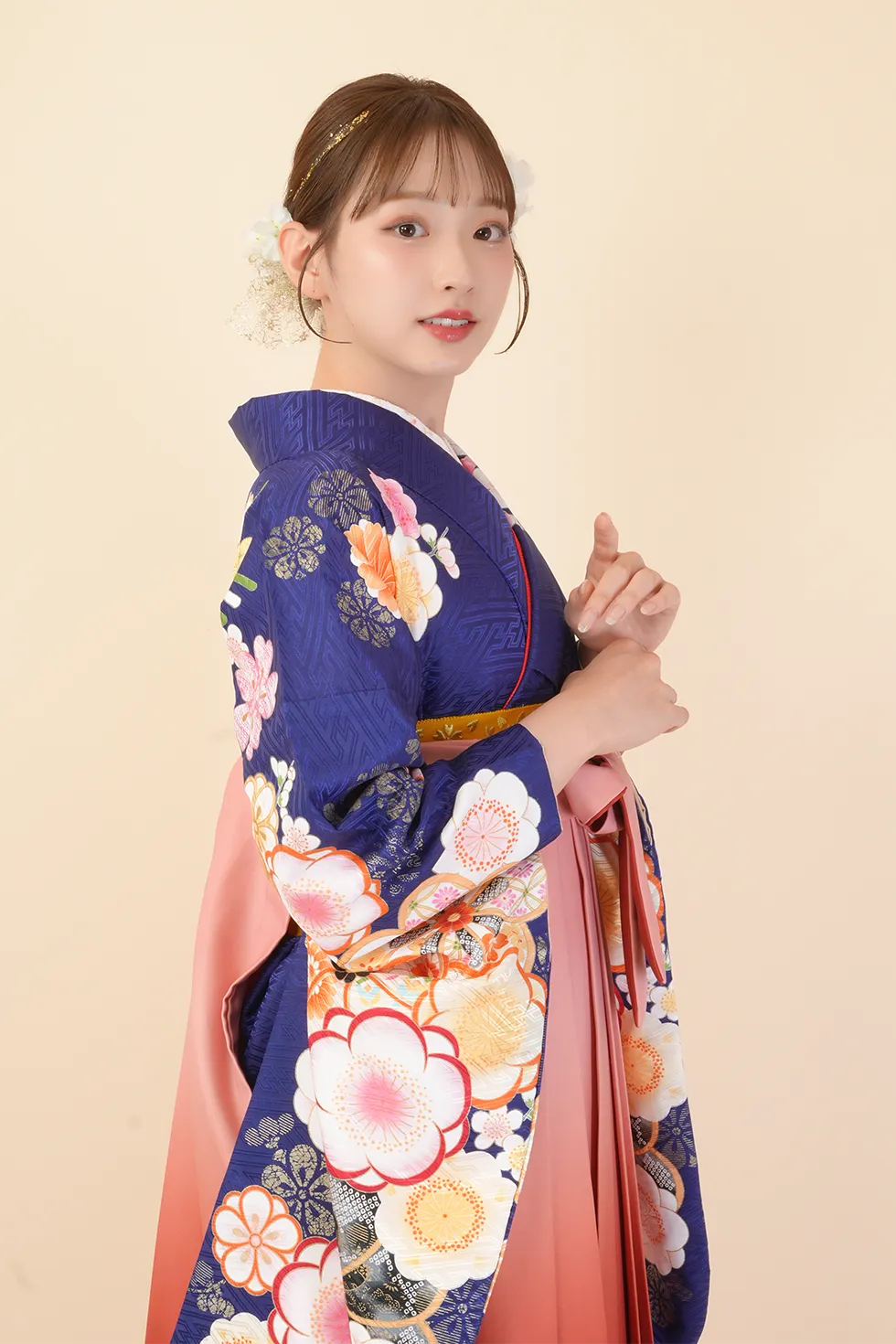 紺梅文様の着物にサーモンピンクぼかし刺繍の袴を合わせた卒業式袴レンタルコーデ｜ハカマエイト