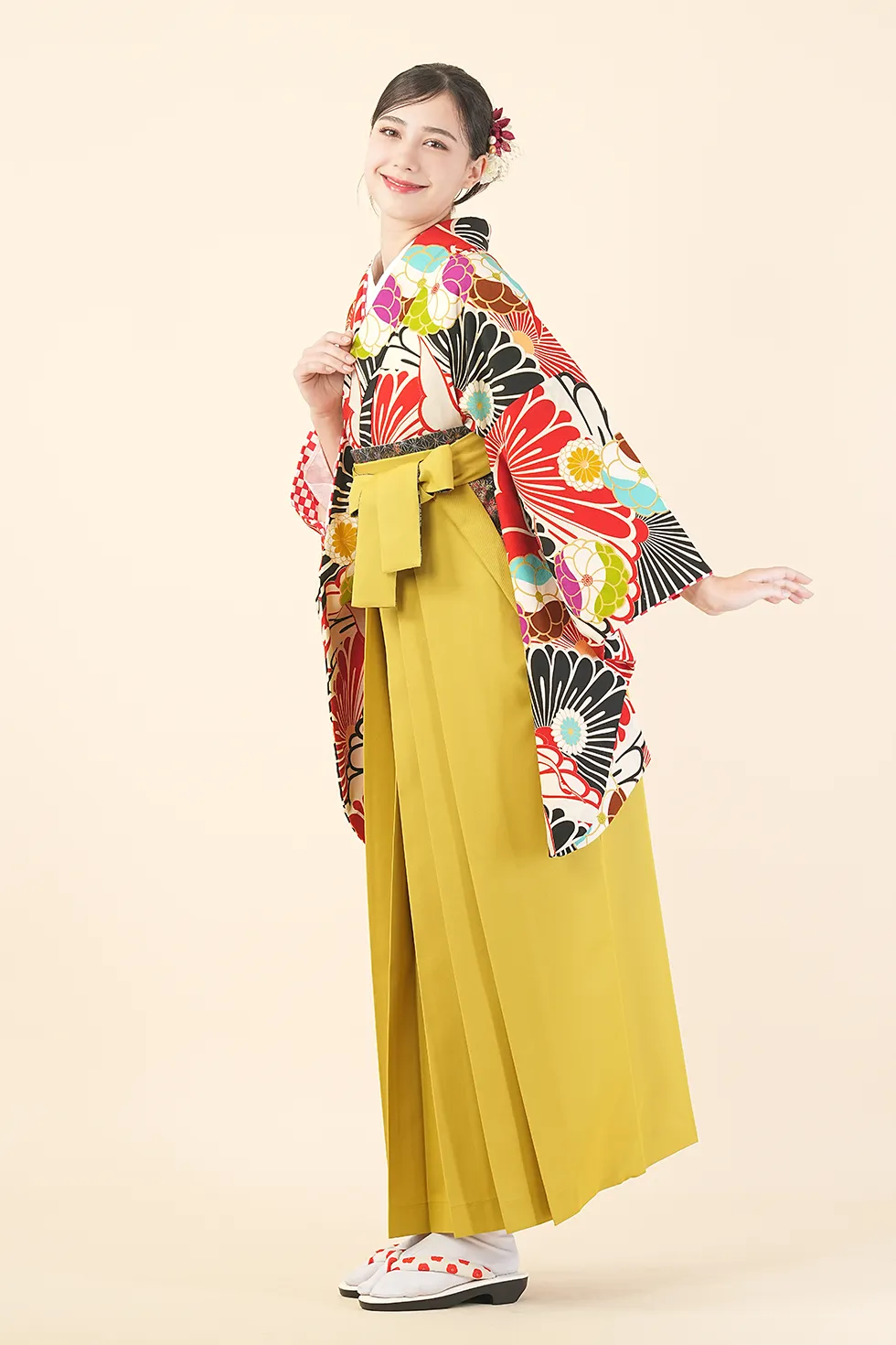 白鶴の着物に金茶無地の袴を合わせた卒業式袴レンタルコーデ｜ハカマエイト