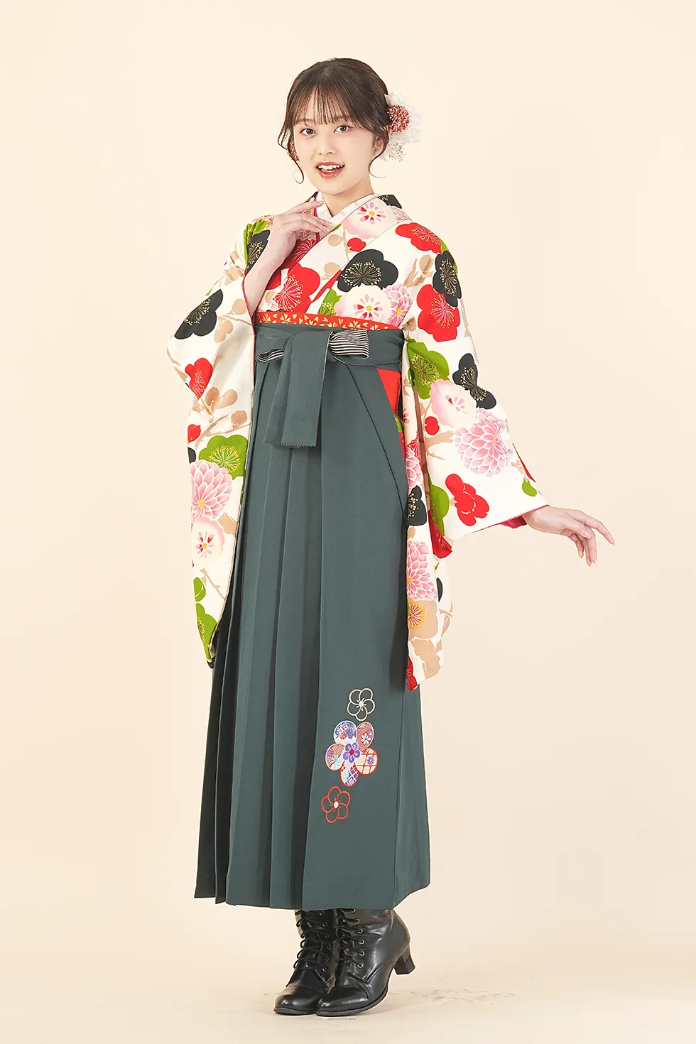 クリーム梅菊の着物に緑刺繍の袴を合わせた卒業式袴レンタルコーデ｜ハカマエイト