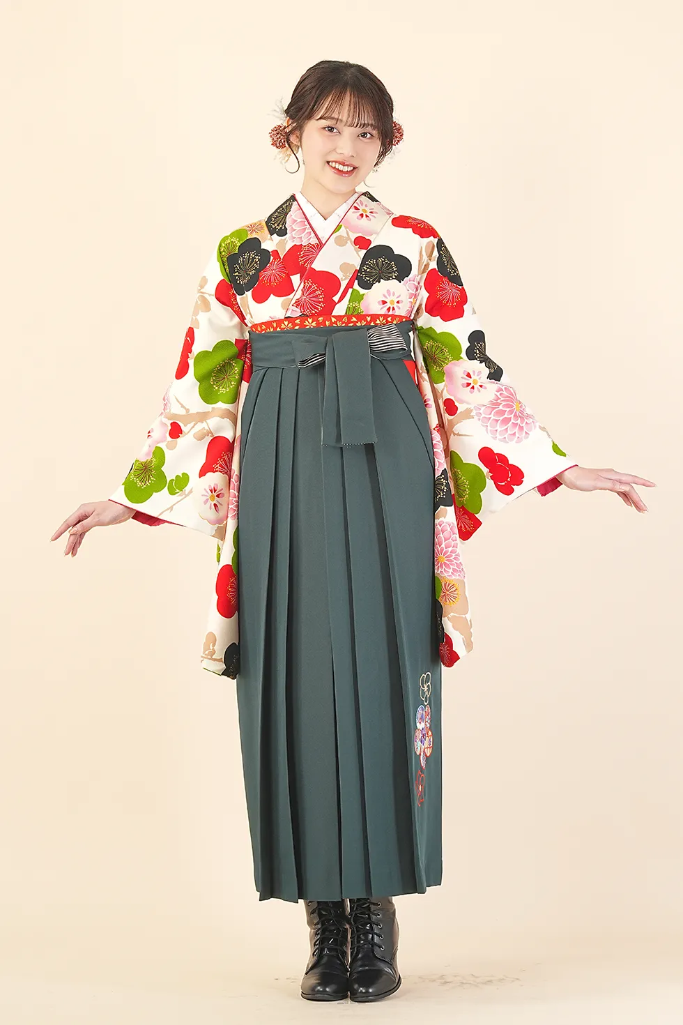 クリーム梅菊の着物に緑刺繍の袴を合わせた卒業式袴レンタルコーデ｜ハカマエイト