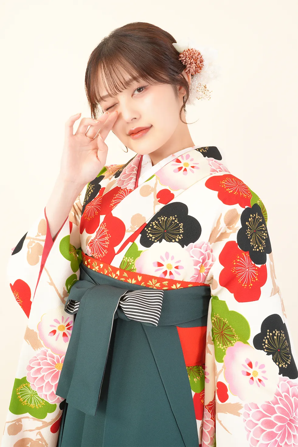 クリーム梅菊の着物に緑刺繍の袴を合わせた卒業式袴レンタルコーデ｜ハカマエイト