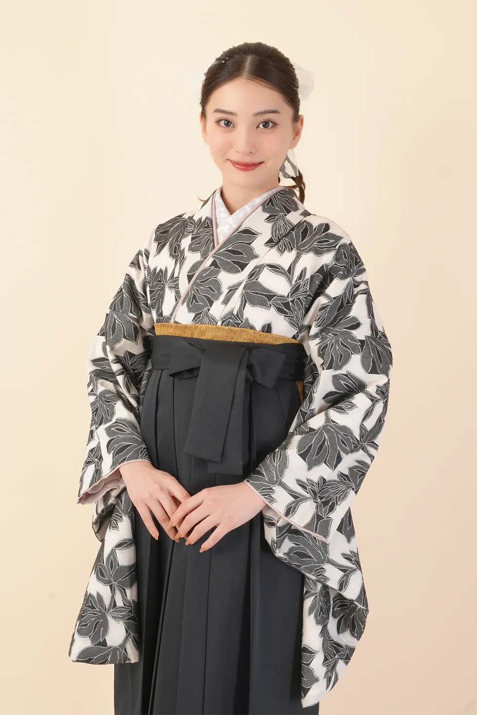 白地に黒もくれんの着物に黒袴を合わせた卒業式袴レンタルコーデ｜ハカマエイト