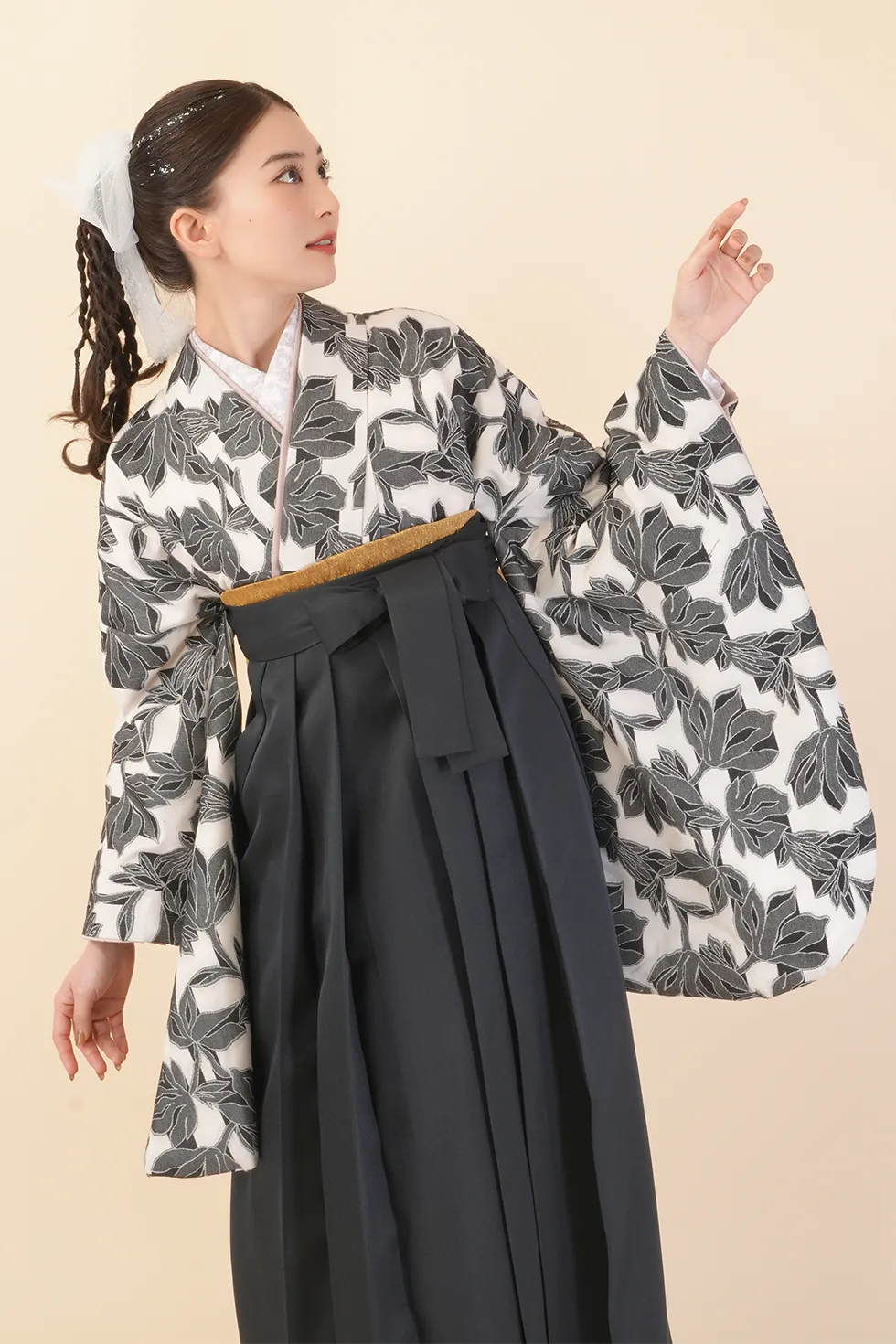 白地に黒もくれんの着物に黒袴を合わせた卒業式袴レンタルコーデ｜ハカマエイト