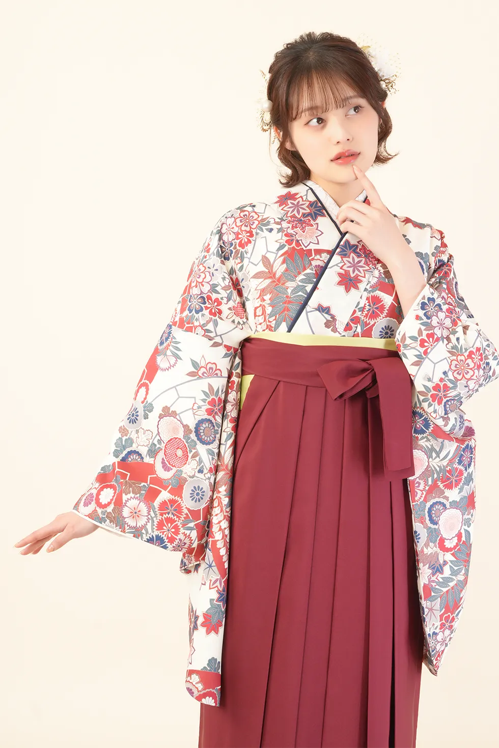 クラシカル源氏車四季花の着物にエンジ袴を合わせた卒業式袴レンタルコーデ｜ハカマエイト