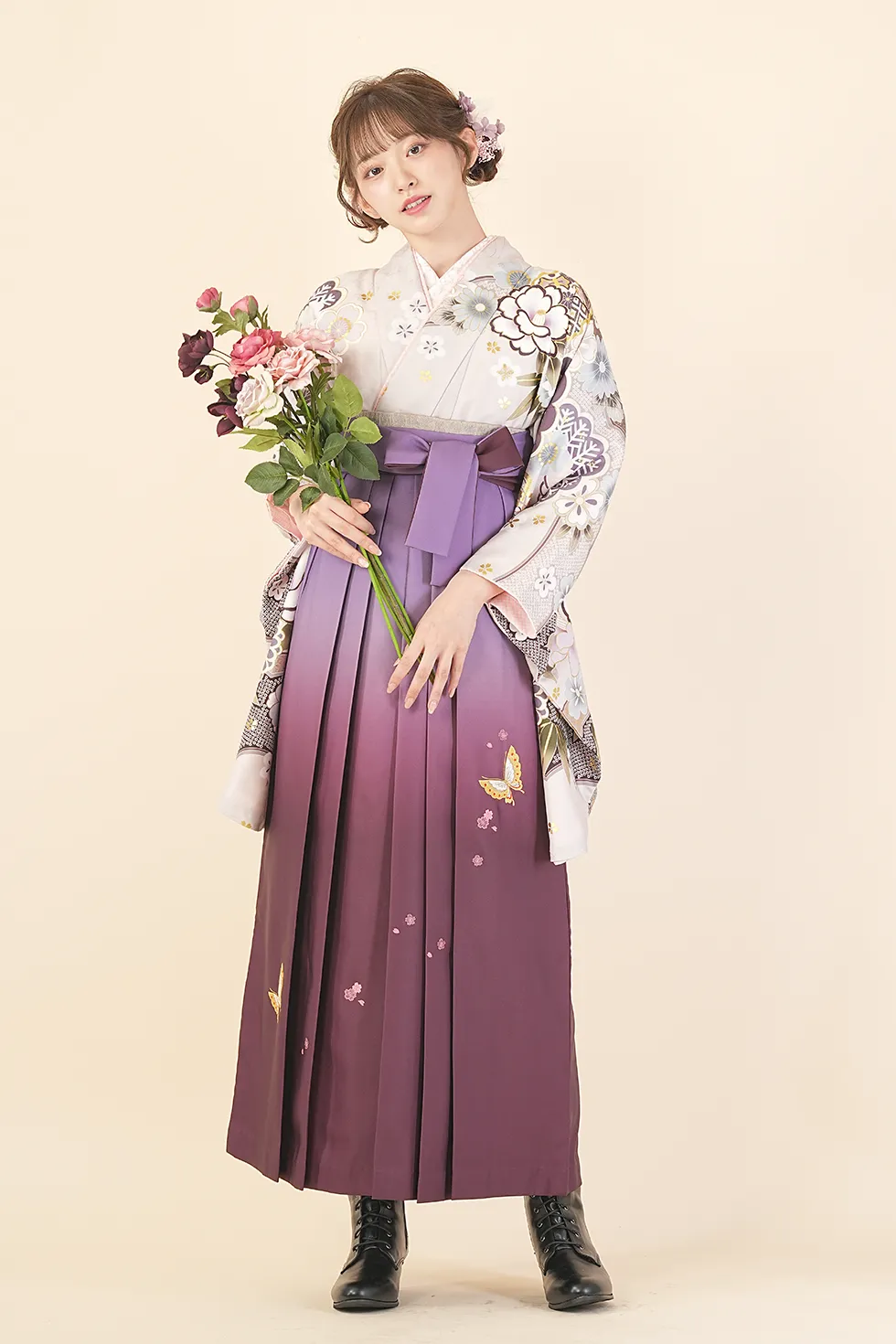さくらベージュ牡丹と松竹梅の着物に紫ぼかし蝶の袴を合わせた卒業式袴レンタルコーデ｜ハカマエイト
