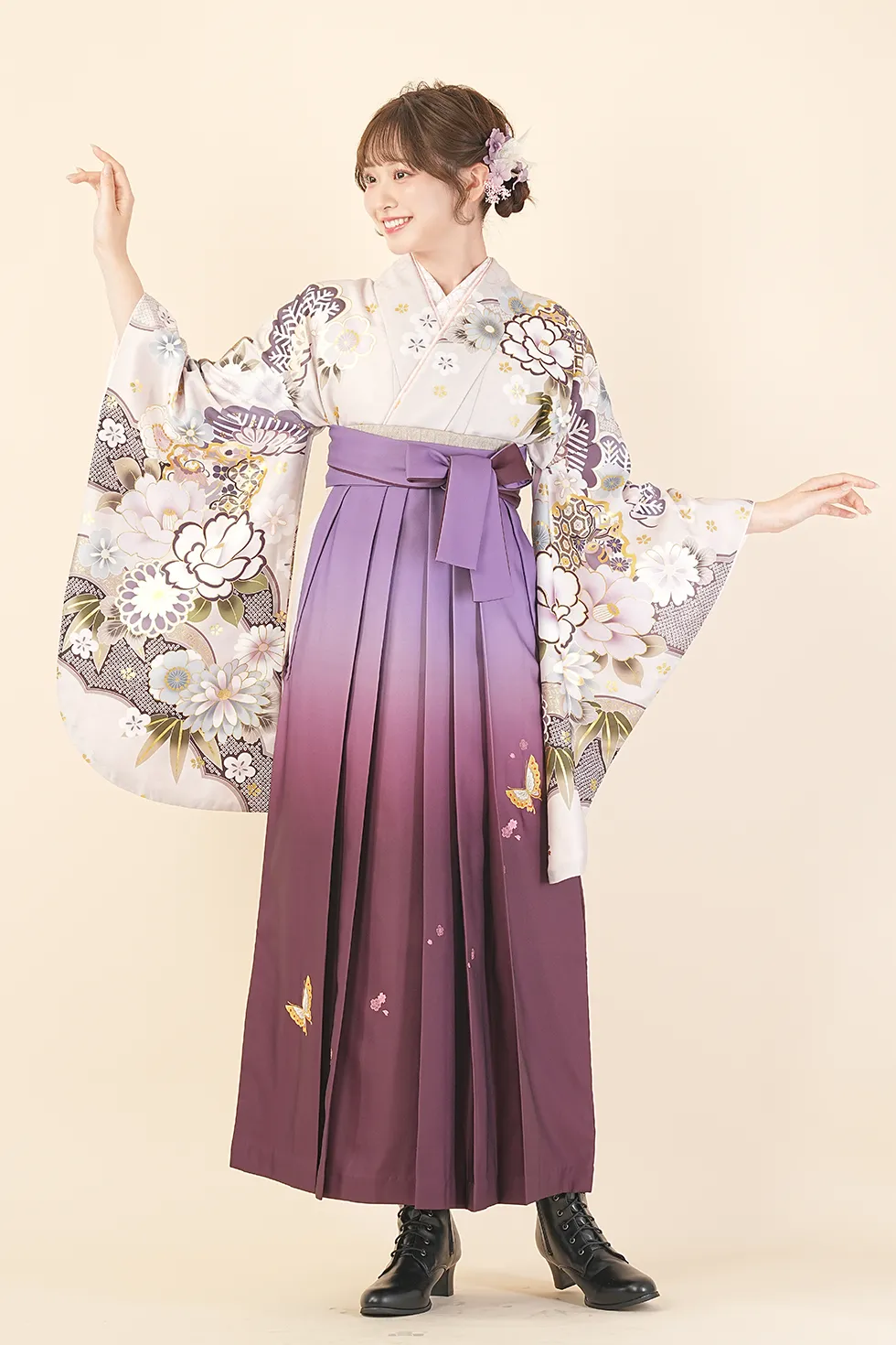 さくらベージュ牡丹と松竹梅の着物に紫ぼかし蝶の袴を合わせた卒業式袴レンタルコーデ｜ハカマエイト